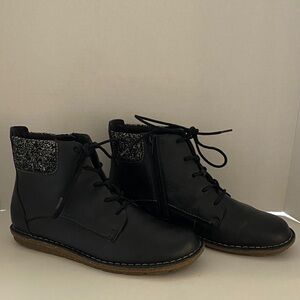 Clarks Black leather Lace-Up Ankle Boots with Knit Detail size 9.5W